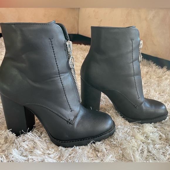 BCBG Pilar Block Heel Bootie SIZE 8 - Picture 3 of 6